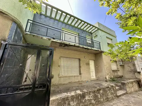 Casa en Venta estilo PH, de 2 dormitorios. Balcón al frente. Centro Campana