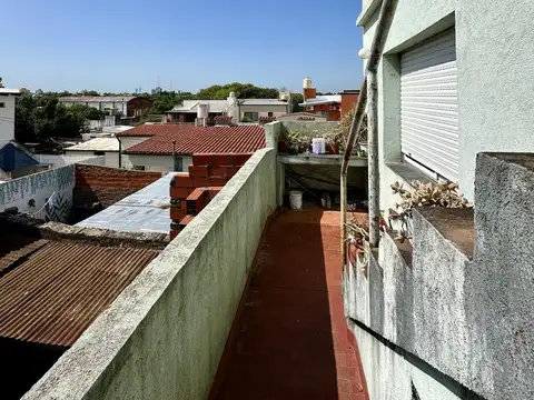 Casa en Venta estilo PH, de 2 dormitorios. Balcón al frente. Centro Campana