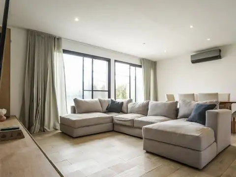 Casa en Venta con 3 cocheras