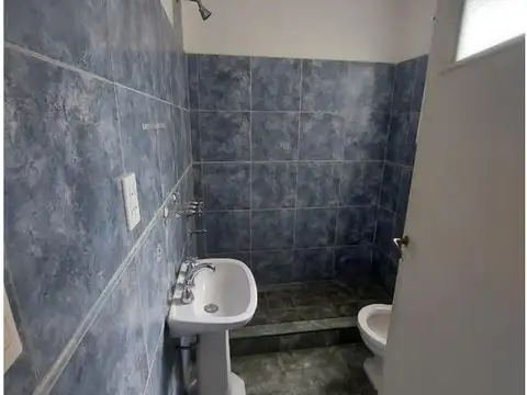 2 amb y medio impecable - sobre cuenca comercial - muy luminoso