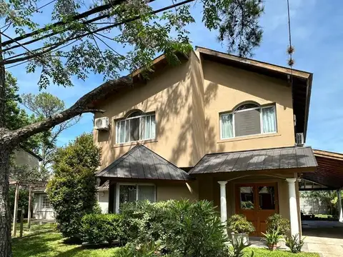 Moderna casa con piscina en Country Club El Casco