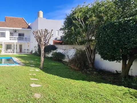 Casa en excelente estado, 5 ambientes con jardin , piscina y cochera- En Venta