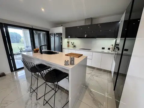 VENTA CASA 4 AMBIENTES SANTA RITA PISCINA CON JACUZZI  PARRILLA  3 COCHERAS AMUEBLADA PERMUTA