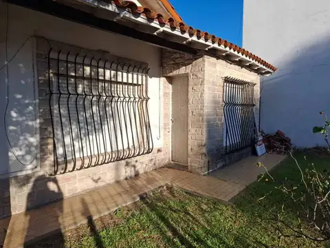 CASA EN VENTA CON JARDIN Y COCHERA - BERAZATEGUI