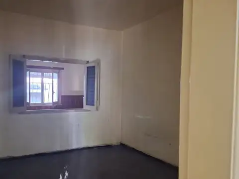 CASA EN VENTA CON JARDIN Y COCHERA - BERAZATEGUI
