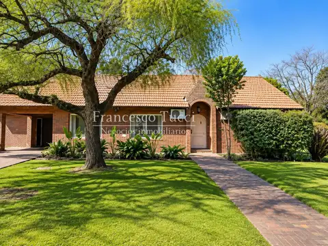 Casa en venta en La Tradicion 4 ambientes Lote central con pileta