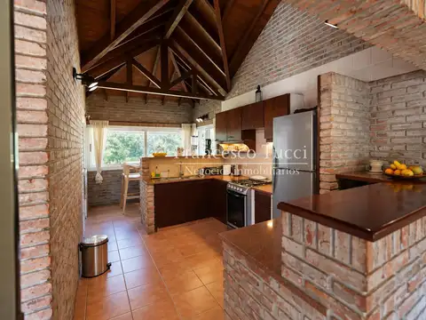 Casa 4 ambientes con 2 baños