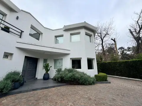 Casa en venta 5 ambientes 3 suites y gran jardín