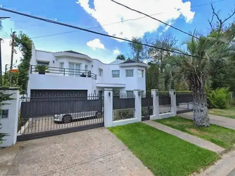 Casa en venta 5 ambientes 3 suites y gran jardín