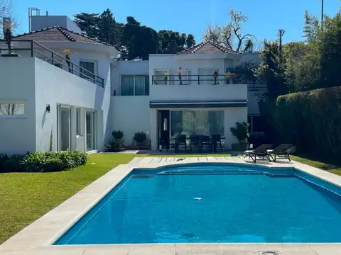 Casa en venta 5 ambientes 3 suites y gran jardín