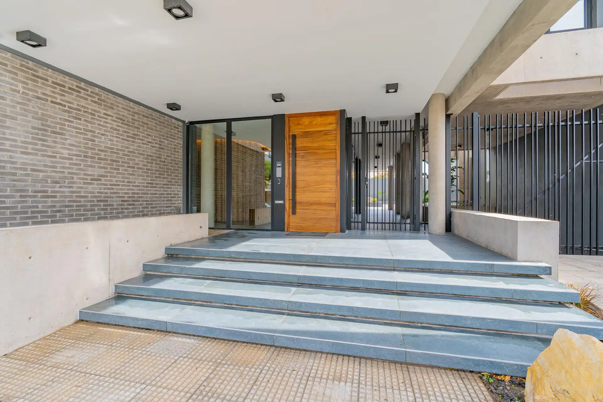 Semipiso en venta 3 ambientes con cochera doble y baulera en Chauvin