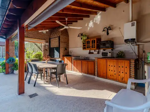Venta Casa 6 Ambientes Premium. Gran Jardín, Pileta y Quincho