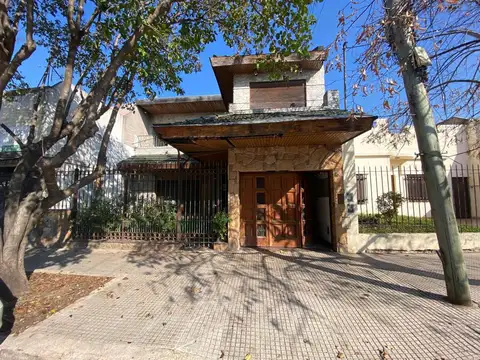 Casa con galpon en Parque Avellaneda