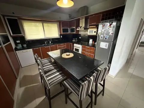 Casa en Venta con 3 cocheras