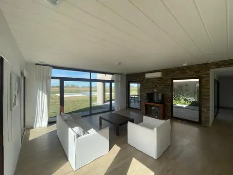 Venta de MODERNA Casa 6 AMBIENTES en CHACRAS DE LA TRINIDAD,