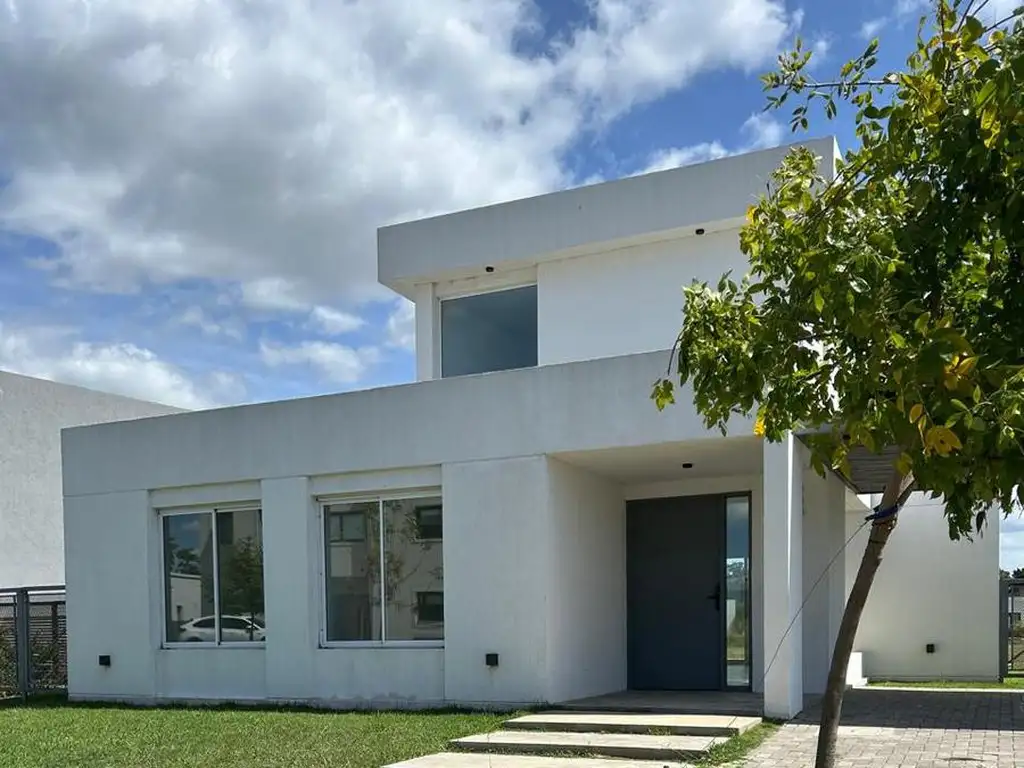 Espectacular casa a estrenar en el Barrio Santa Lucia, Pilar del Este