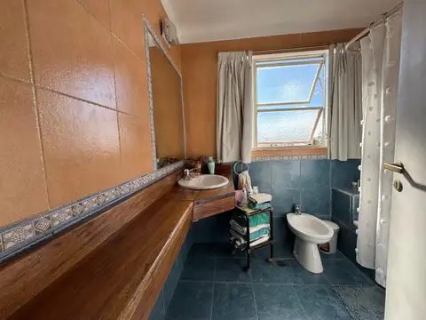 PH primer piso por escalera de 4 ambientes con dos baños y terraza en venta