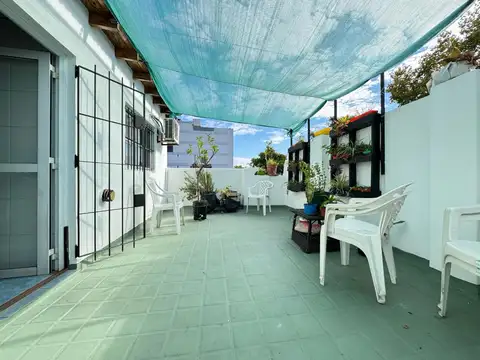 PH primer piso por escalera de 4 ambientes con dos baños y terraza en venta