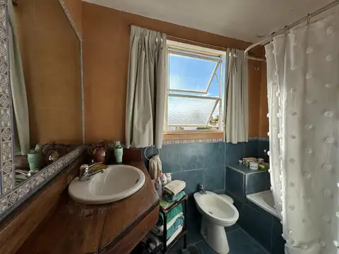 PH primer piso por escalera de 4 ambientes con dos baños y terraza en venta