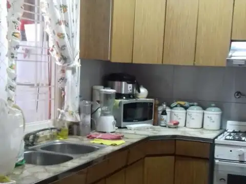 Casa multifamiliar 3 amb + depto 4 amb - Loma hermosa