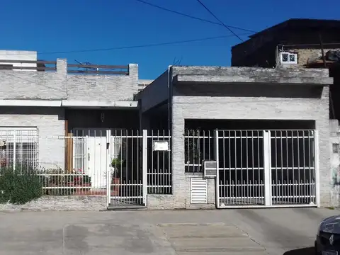 Casa multifamiliar 3 amb + depto 4 amb - Loma hermosa