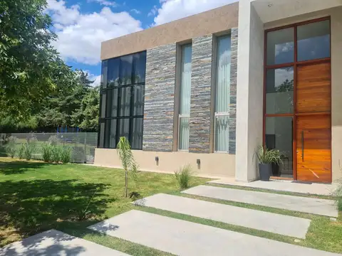 Casa premium en venta de 4 dormitorios con pileta – Barrio Privado Barrancas