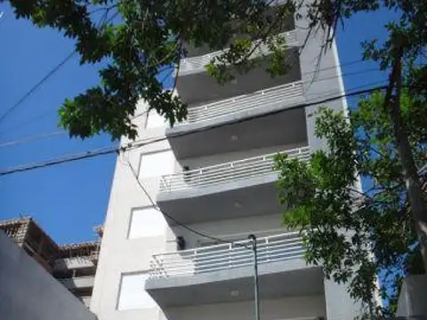 Departamento contra frente de 1 dormitorio con placard embutido y piso flotante, cocina completa con