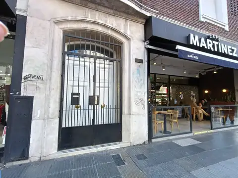 Hermoso 3 ambientes de estilo con balcón francés con 3 aires acondicionados y hogar a gas. 2do piso por escalera.