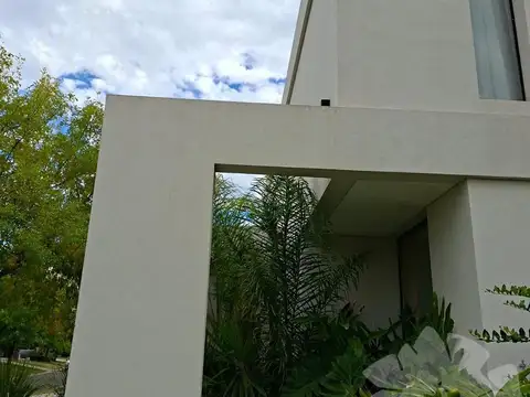 Casa en Venta en El Cantón - Barrio Golf, USD 340.000