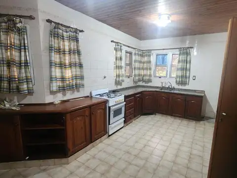 Casa de 5 dormitorios con parque y piscina en Country Ubajay