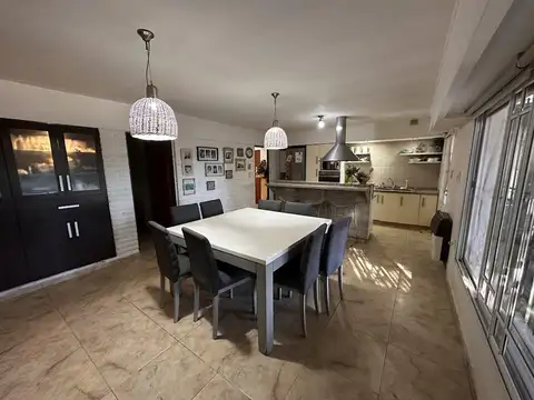 Casa 5 ambientes con 4 baños
