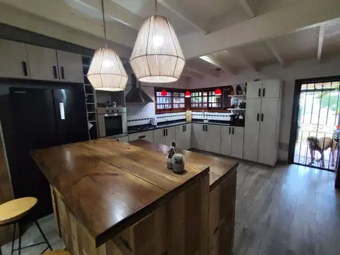 Casa 4 ambientes con 2 baños