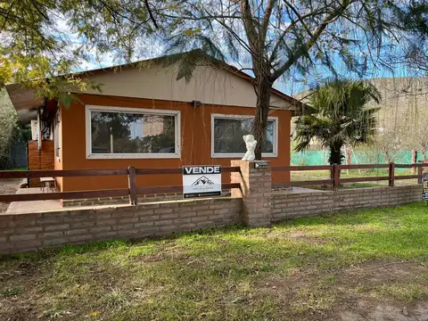 3 Casas Sobre Lote De 1200 Mts2 Con Espacios Verdes Y Pileta.