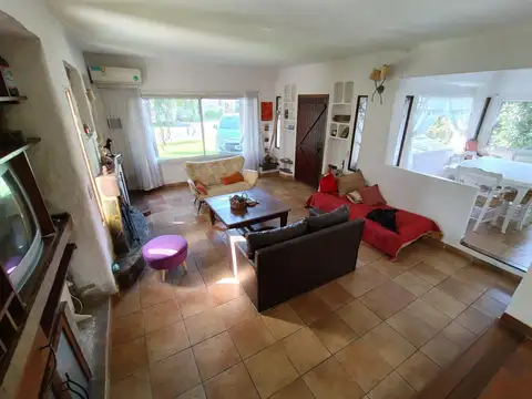 Casa 5 ambientes con 2 baños