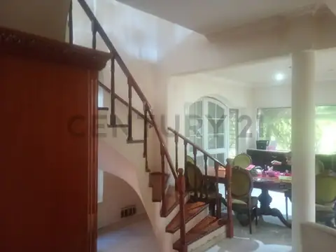 SENSACIONAL QUINTA EN PARQUE LELOIR. BARRIO DE FAMOSOS.