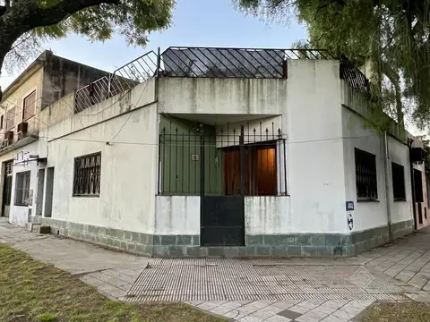 Casa de 4 ambientes en esquina - Vta Dta - Apto Crédito - OPORTUNIDAD 
