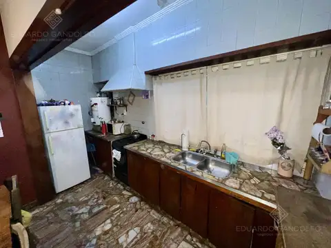 Casa de 4 ambientes en esquina - Vta Dta - Apto Crédito - OPORTUNIDAD 