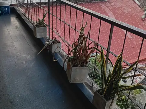 3 ambientes con balcón al contrafrente y cochera. Luminoso. Dos baños.
