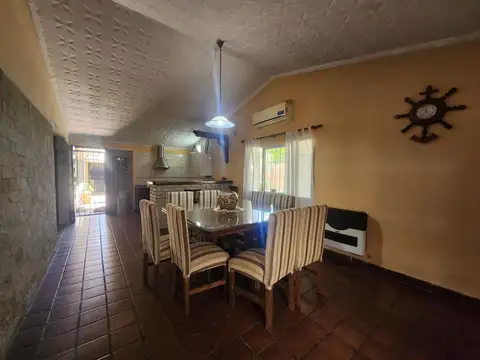 Casa 4 ambientes con 2 baños