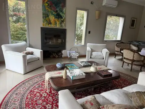 Casa 8 ambientes con 5 baños
