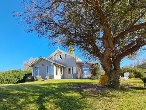 Casa con hermosa vista a las sierras y al lago