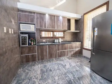 Casa en Venta con 3 cocheras
