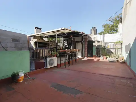 Venta PH monoambiente con entrepiso, terraza y parrilla en Barracas