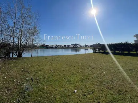 Lote en venta con fondo a la laguna en Terravista