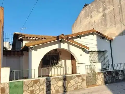 CASEROS.AGUERO 2800.CASA 3 AMB.LOTE PROPIO 8.66 X 22 PATIO P
