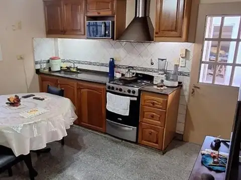 CASEROS.AGUERO 2800.CASA 3 AMB.LOTE PROPIO 8.66 X 22 PATIO P