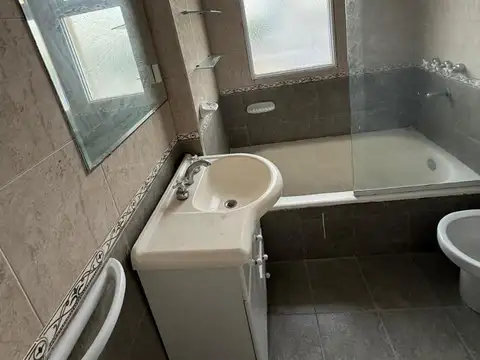 AMPLIO Y LUMINO 3 AMBIENTES SOBRE AV. MITRE AL FTE. 75 m2