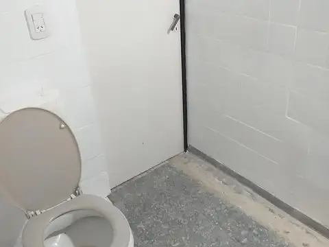 Local en Alquiler en Luis Agote, $ 1.800.000