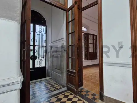 PH de 4 ambientes con doble patio, 2 baños completos y entrada de servicio en edificio de época.