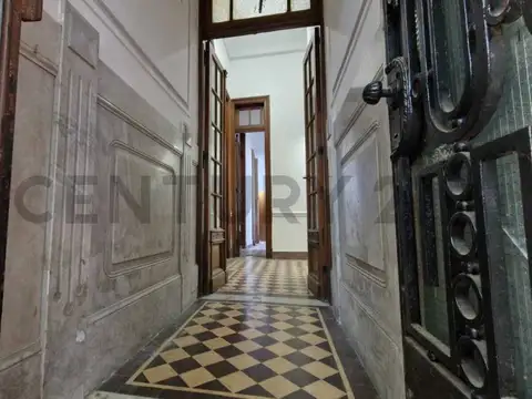 PH de 4 ambientes con doble patio, 2 baños completos y entrada de servicio en edificio de época.